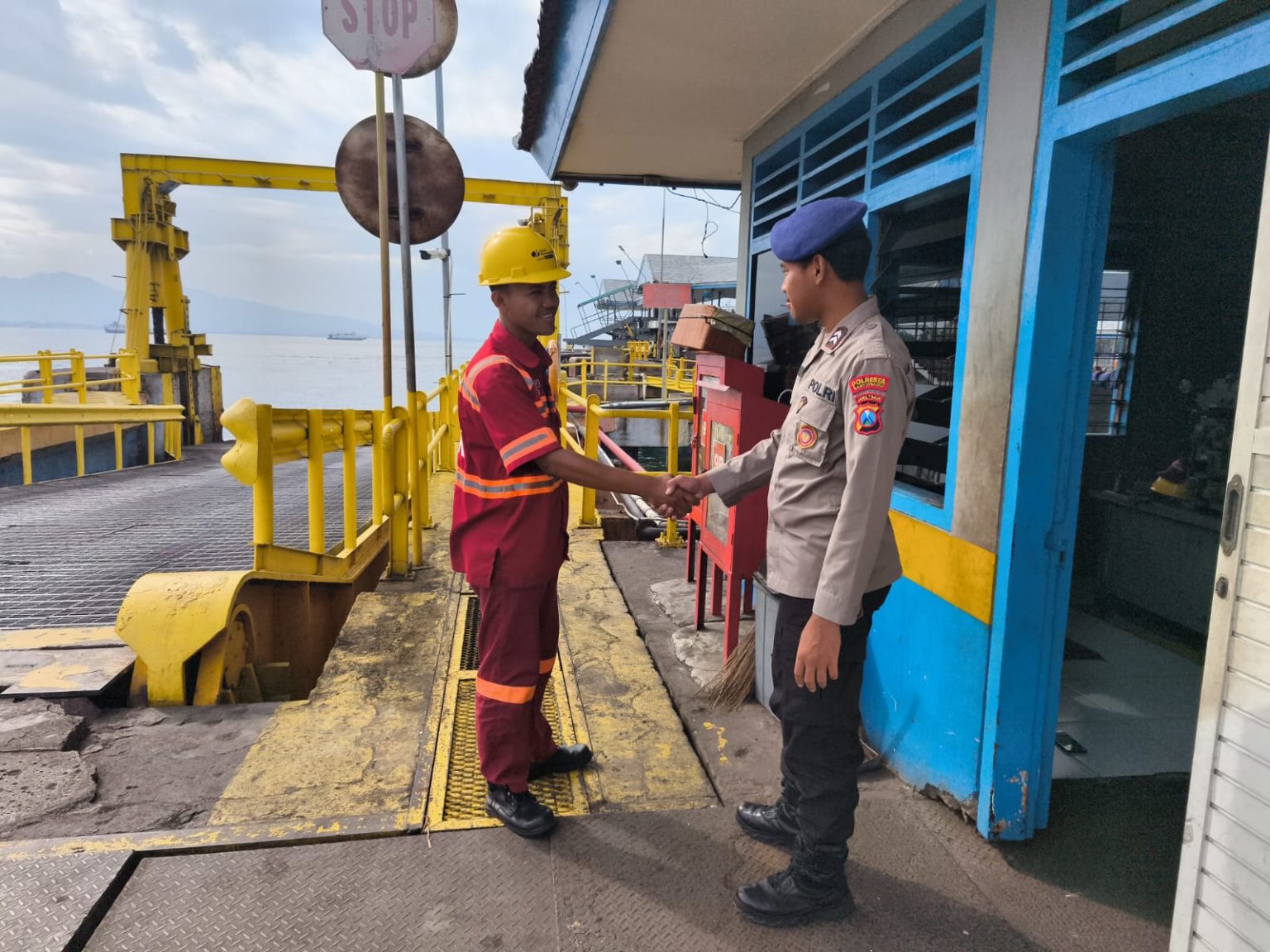 Anggota Satpolairud Polresta Banyuwangi Melaksanakan Giat Pemantauan Penyebrangan Ketapang Gilimanuk