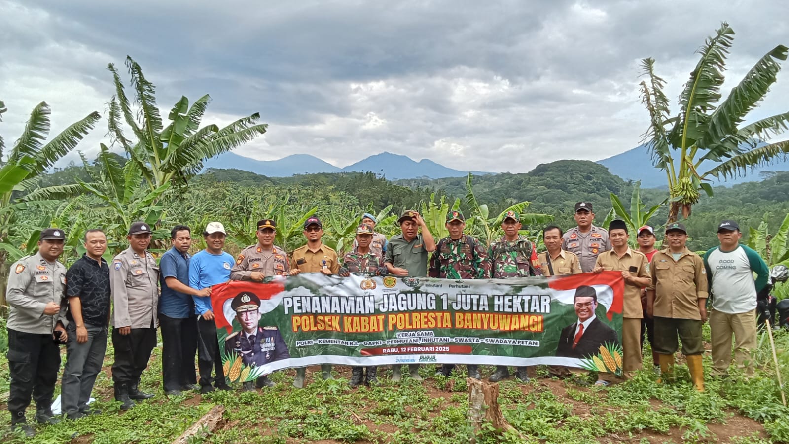 TNI-POLRI Bersinergi Dukung Swasembada Pangan Satu Juta Hektar Tanam Jagung di Desa Macan Putih