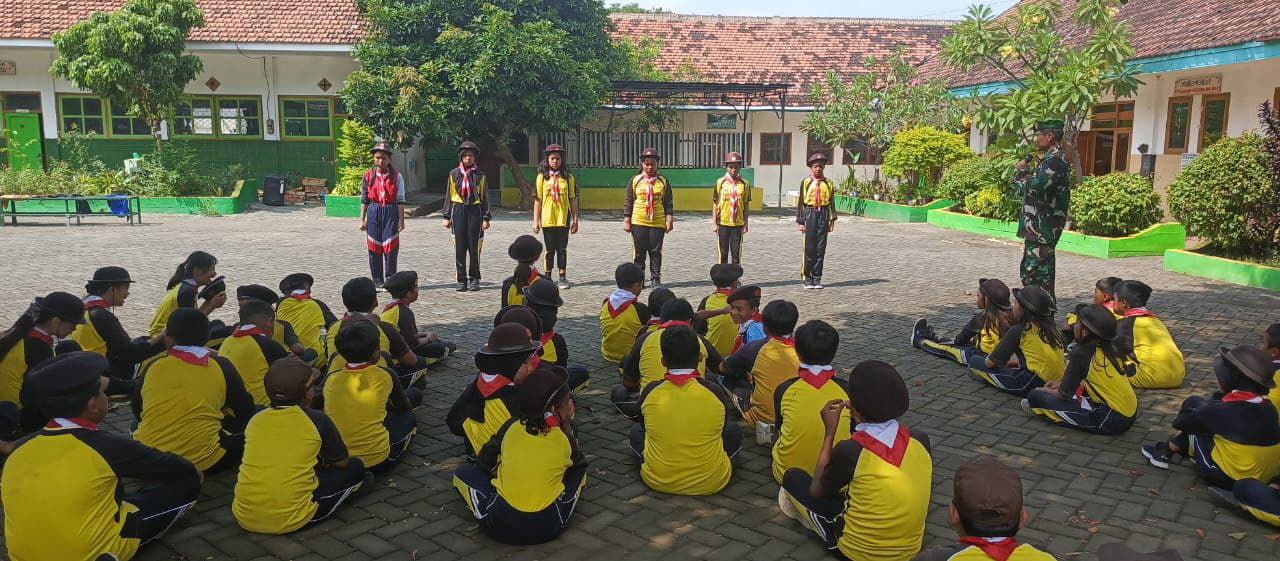 Serda Iwan Prajurit Kodim 0825/Banyuwangi Latih PBB Siswa SDN 2 Singotrunan