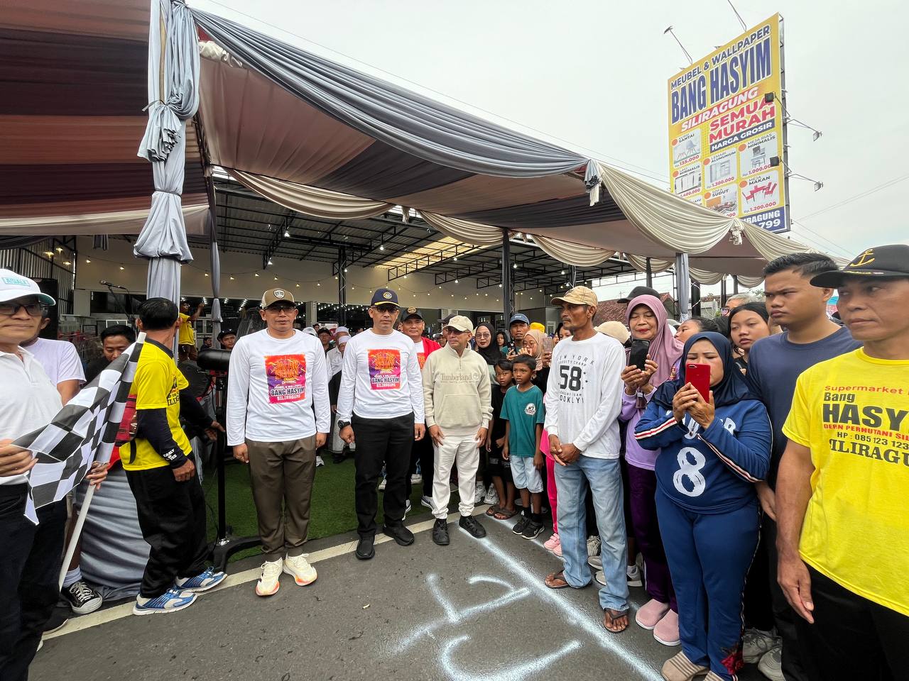 Dandim 0825/Banyuwangi Ikuti Jalan Sehat Dalam Rangka Grand Opening Meubel dan Walpaper Bang Hasyim Siliragung