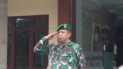 Kasdim 0825/Banyuwangi Pimpin Upacara Bendera di SMA Negeri 1 Giri Taruna Bangsa