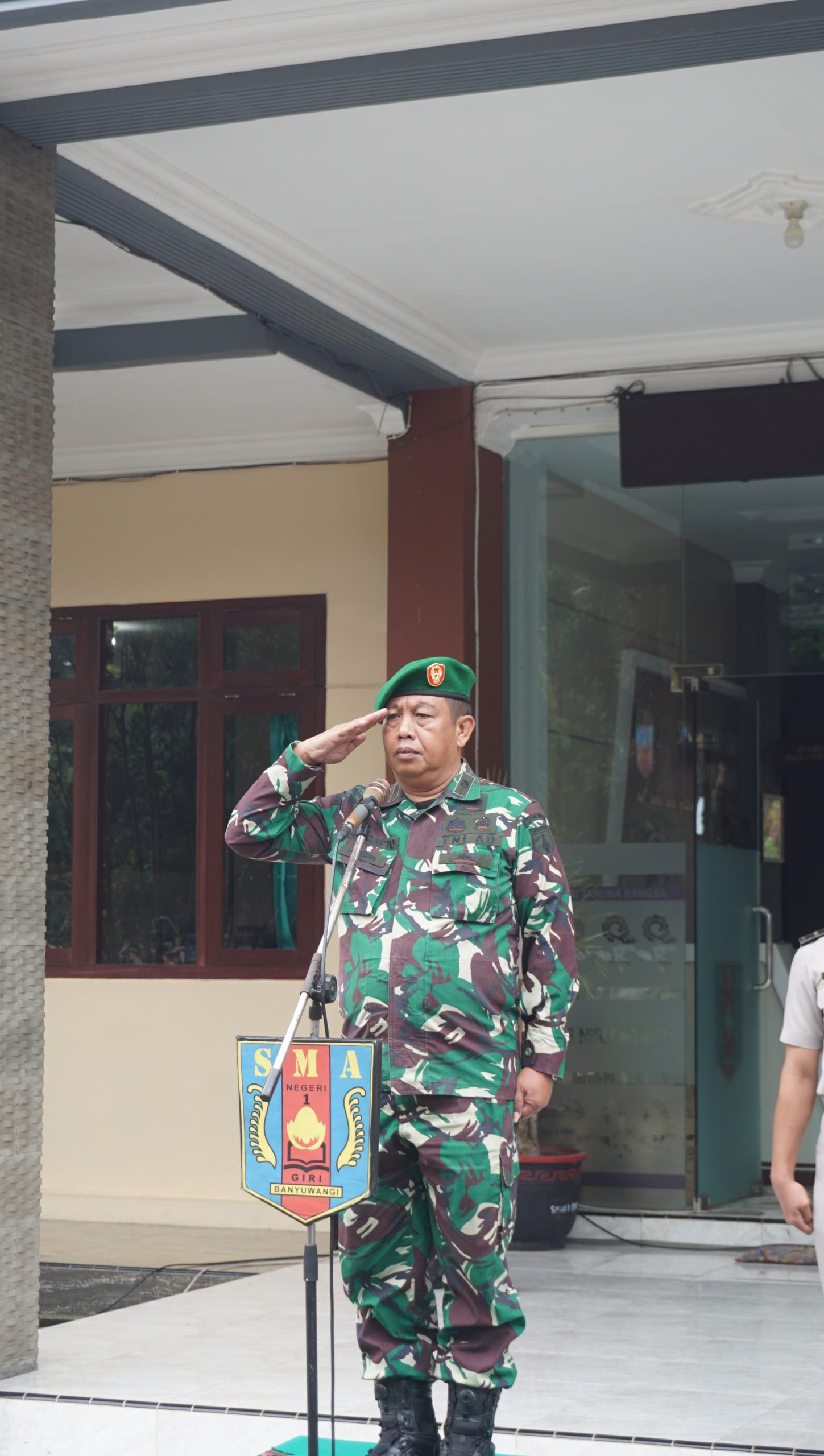 Kasdim 0825/Banyuwangi Pimpin Upacara Bendera di SMA Negeri 1 Giri Taruna Bangsa