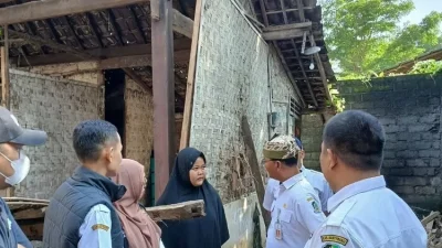 Dinsos PPKB Banyuwangi Berikan Bantuan dan Pastikan Penyaluran BPNT Kepada Remaja Perempuan Yatim Piatu Yang Tinggal Dirumah Tidak Layak