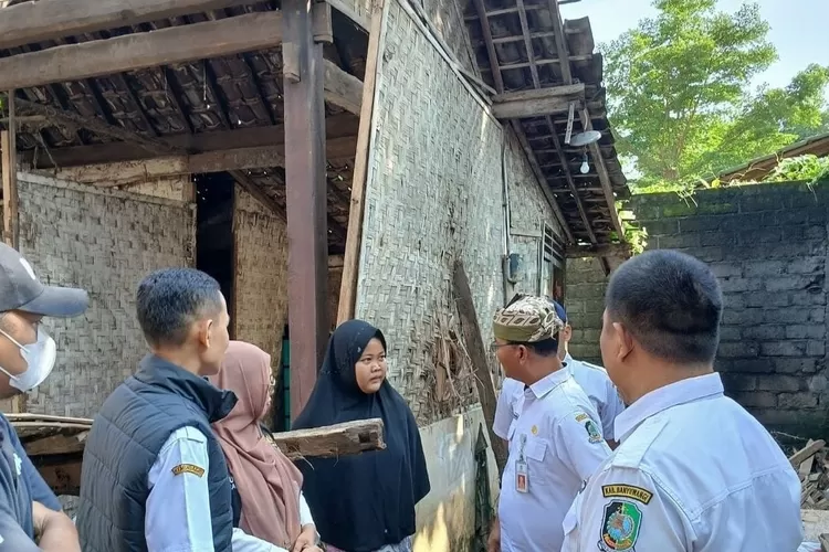 Dinsos PPKB Banyuwangi Berikan Bantuan dan Pastikan Penyaluran BPNT Kepada Remaja Perempuan Yatim Piatu Yang Tinggal Dirumah Tidak Layak