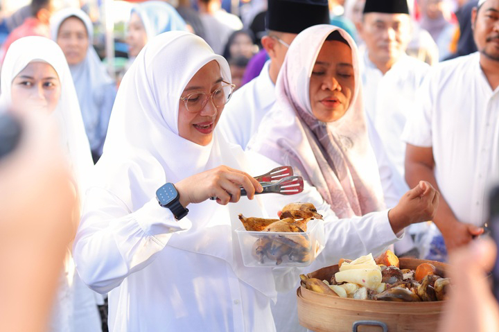 Bupati Banyuwangi Ipuk Fiestiandani Buka Festival Ngerandu Buko Banyuwangi, Wisata Kuliner Ramadan dengan Nuansa Pantai