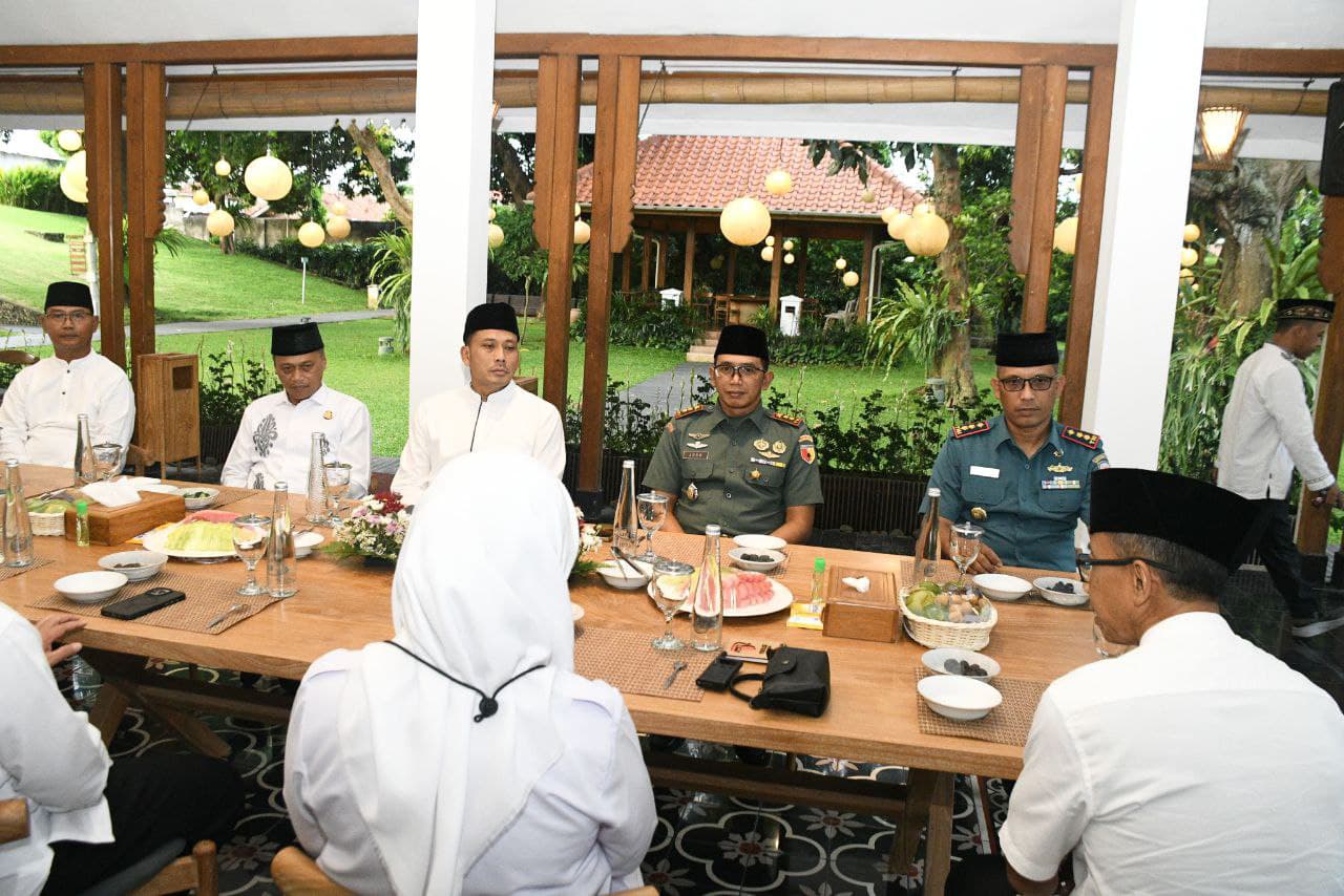 Dandim 0825/Banyuwangi Bersama Bupati Banyuwangi Beserta Jajaran Forkopimda Buka Bersama, Perkuat Momen Kebersamaan