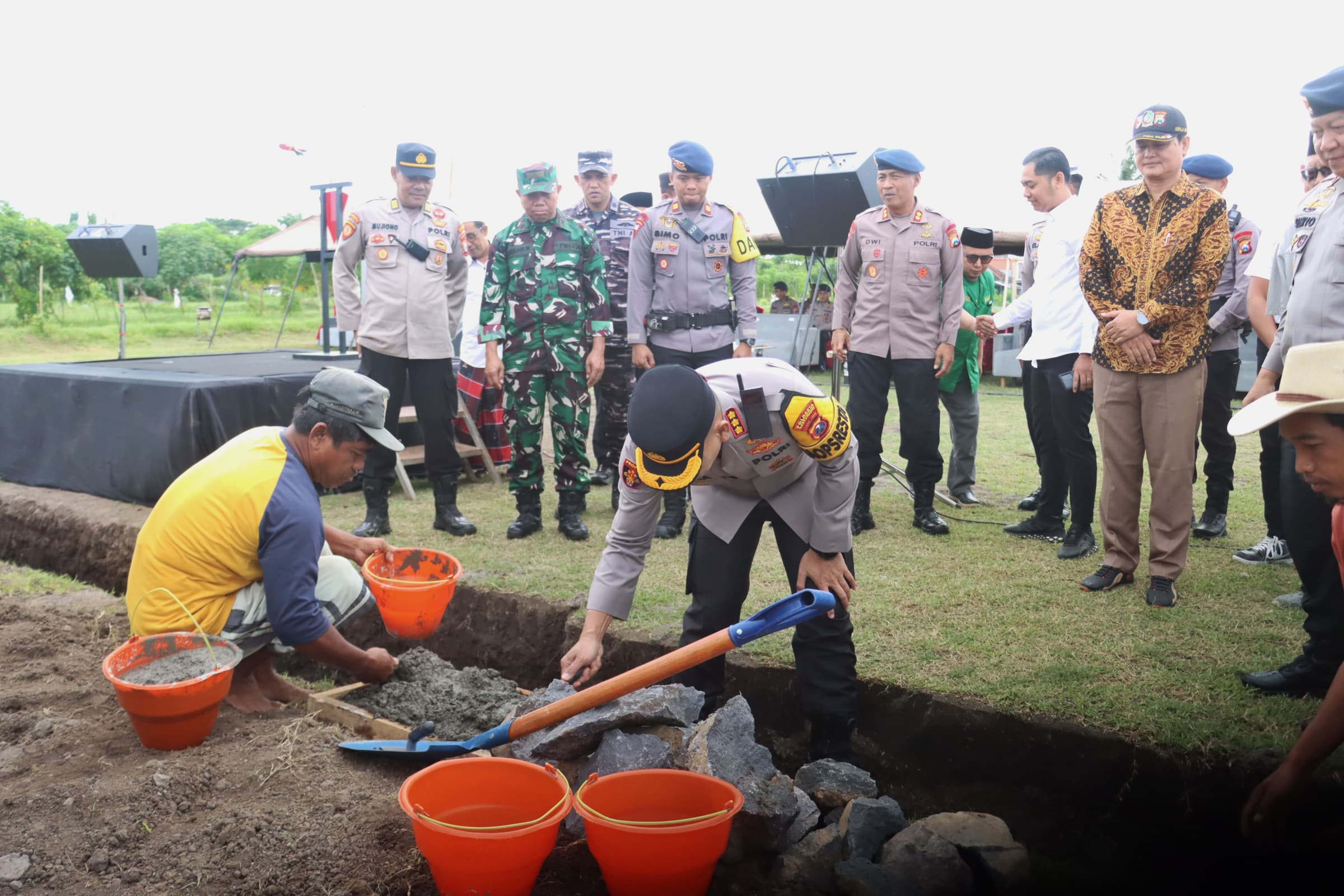 Kapolresta Banyuwangi Letakkan Batu Pertama Pembangunan Gedung Aula Brimob Kompi 4 Batalyon B Pelopor Sat Brimobda Jawa Timur