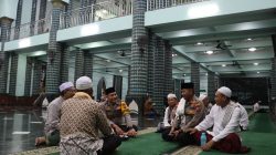 Kapolresta Banyuwangi Laksanakan Sholat Tarawih dan Taradus Bersama Masyarakat di Masjid Agung Baiturrahman