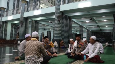 Kapolresta Banyuwangi Laksanakan Sholat Tarawih dan Taradus Bersama Masyarakat di Masjid Agung Baiturrahman