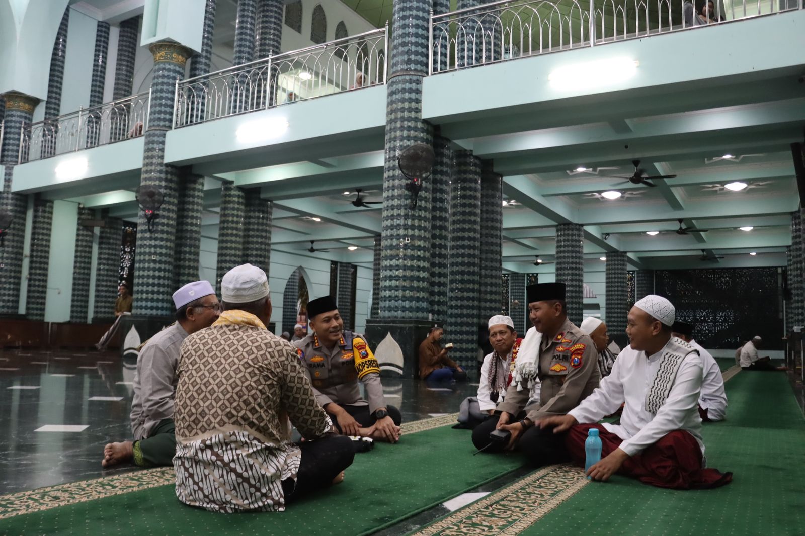 Kapolresta Banyuwangi Laksanakan Sholat Tarawih dan Taradus Bersama Masyarakat di Masjid Agung Baiturrahman