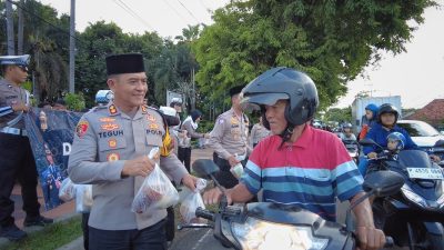 Wakapolresta Banyuwangi Bagikan Takjil Gratis Kepada Masyarakat di Daerah Simpang 4 Karangente