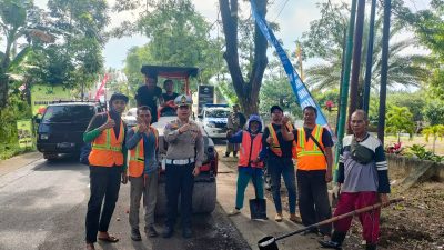 Wujudkan Keselamatan dan Kenyamanan Berkendara, Polresta Banyuwangi Perbaiki Jalan Rusak