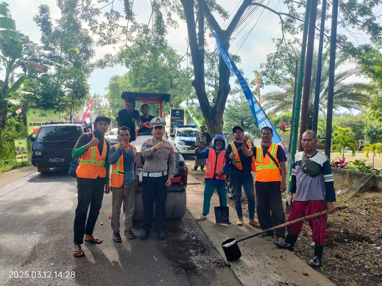 Wujudkan Keselamatan dan Kenyamanan Berkendara, Polresta Banyuwangi Perbaiki Jalan Rusak