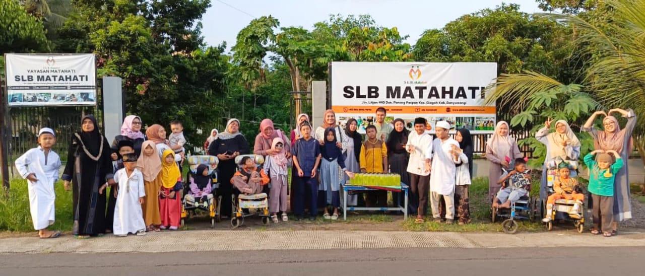 Kebersamaan Di Bulan Suci Ramadhan: Siswa dan Wali Murid SLB Matahati Bagikan Takjil