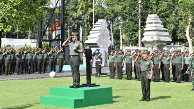 Kodim 0825/Banyuwangi Laksanakan Upacara Bendera 17 Maret 2025, Pelepasan PNS Pensiun dan Pemberian Bingkisan Lebaran