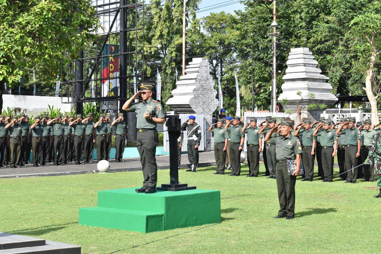 Kodim 0825/Banyuwangi Laksanakan Upacara Bendera 17 Maret 2025, Pelepasan PNS Pensiun dan Pemberian Bingkisan Lebaran