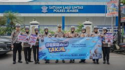 Polres Jember Melalui Satlantas Bagikan Takjil Di Bulan Suci Ramadhan, Sebagai Bentuk Kepedulian Pada Masyarakat