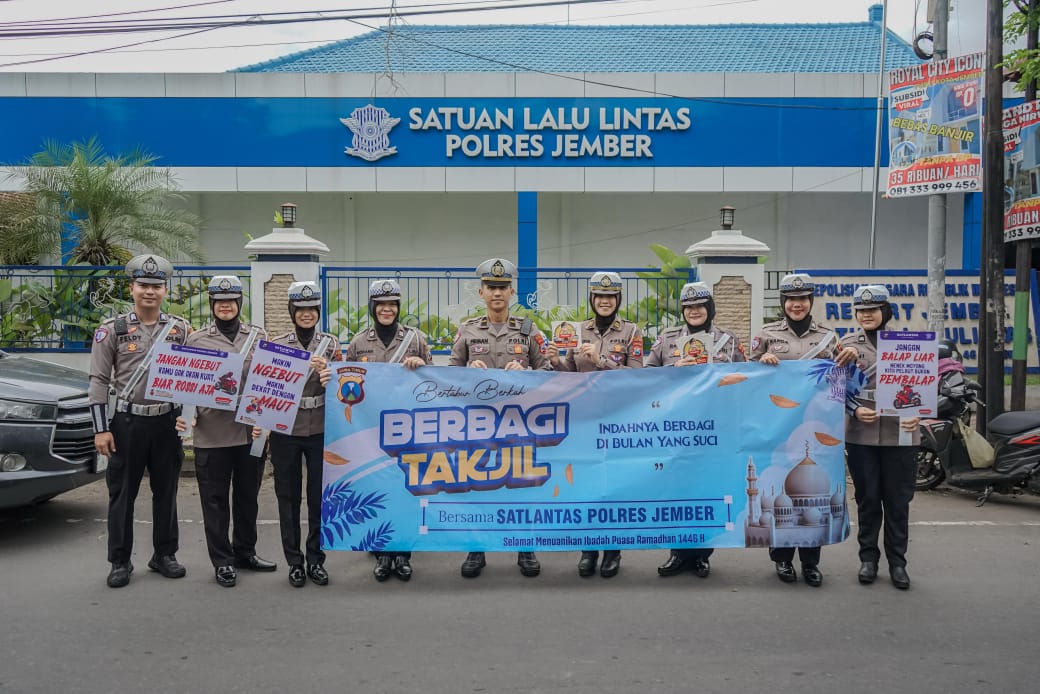 Polres Jember Melalui Satlantas Bagikan Takjil Di Bulan Suci Ramadhan, Sebagai Bentuk Kepedulian Pada Masyarakat