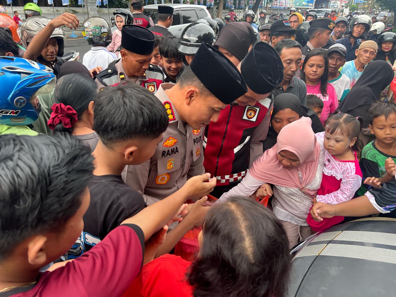 Kapolresta Banyuwangi Kembali Berbagi Takjil Di Bulan Suci Ramadhan