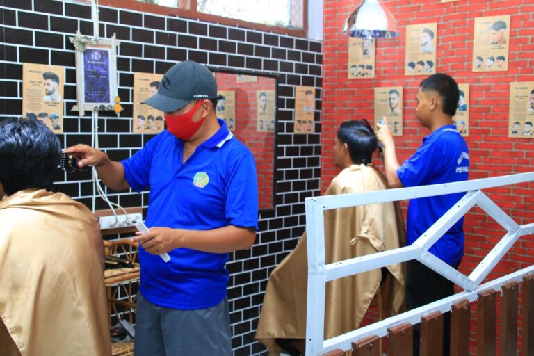 Barbershop di Lapas Banyuwangi: Warga Binaan Tunjukkan Kreativitas dan Keahlian Potong Rambut