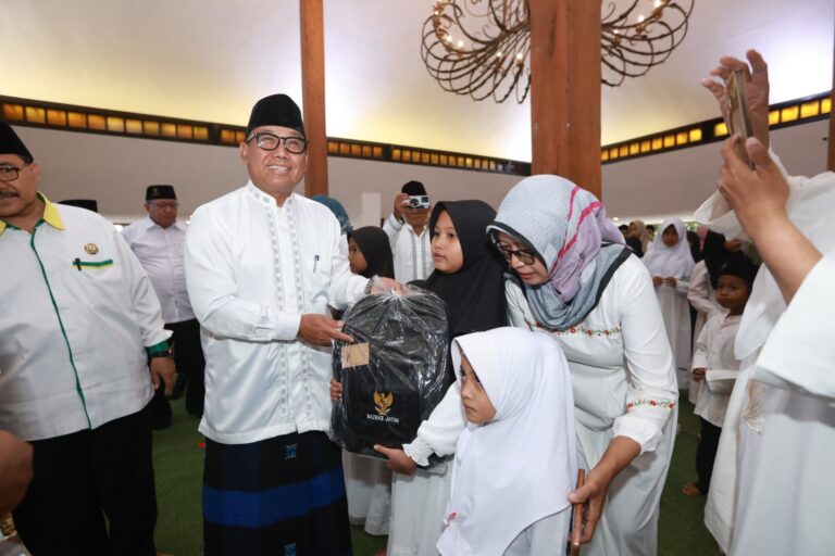 Baznas Jatim dan Banyuwangi Santuni 1000 Anak Yatim, Wakil Bupati Banyuwangi Mujiono Ajak Lebih Perhatian ke Masa Depan Pendidikan Anak Yatim Piatu