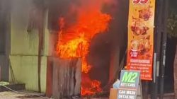 Warung Ayam Geprek SFC di Daerah Kelurahan Mojopanggung Banyuwangi Terbakar, Tiga Karyawan Terjebak di Kamar Mandi Tiga Motor Hangus Dilahap Si Jago Merah