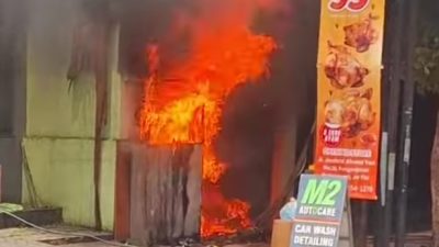 Warung Ayam Geprek SFC di Daerah Kelurahan Mojopanggung Banyuwangi Terbakar, Tiga Karyawan Terjebak di Kamar Mandi Tiga Motor Hangus Dilahap Si Jago Merah