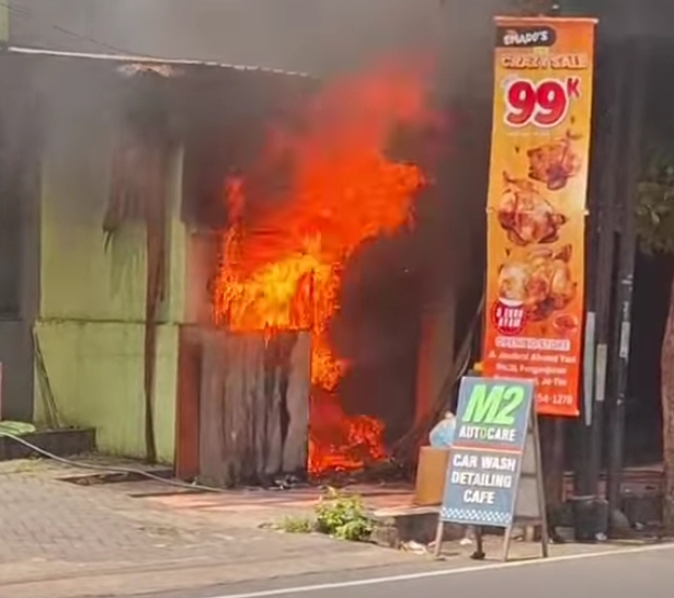 Warung Ayam Geprek SFC di Daerah Kelurahan Mojopanggung Banyuwangi Terbakar, Tiga Karyawan Terjebak di Kamar Mandi Tiga Motor Hangus Dilahap Si Jago Merah