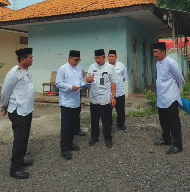 Wakil Bupati Banyuwangi H. Mujiono Bersama Plt Kadis Perhubungan I Komang Sudira Atmaja, Tinjau Fasilitas Terminal Sritanjung untuk Kenyamanan Pemudik